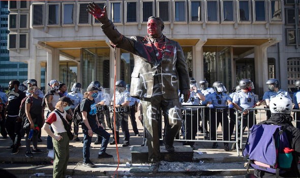 تماثيل الشخصيات العنصرية التى تمت إزالتها عقب احتجاجات فلويد