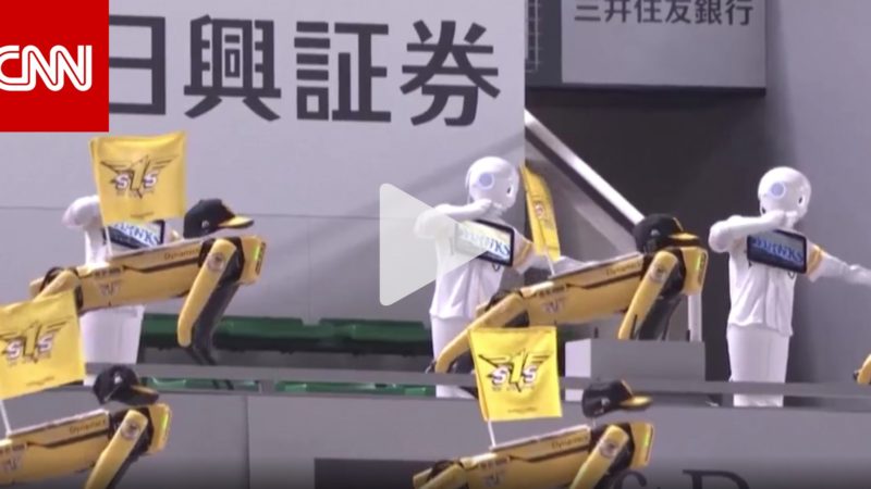 روبوتات ترقص تشجيعا لفريق بيسبول في ملعب فارغ في اليابان