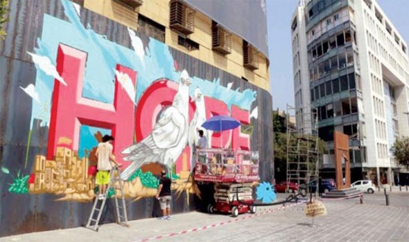“الأمل يتجسد بالفن” غرافيتي تغطي أضرار فندق وسط بيروت