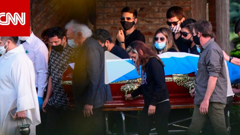 شاهد.. مراسم دفن جثمان دييغو مارادونا بجانب والديه في بوينس آيرس