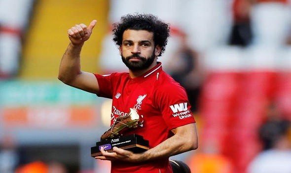 محمد صلاح يبرز مساعدة أبنته مكة لشقيقتها الصغرى أثناء لعبه