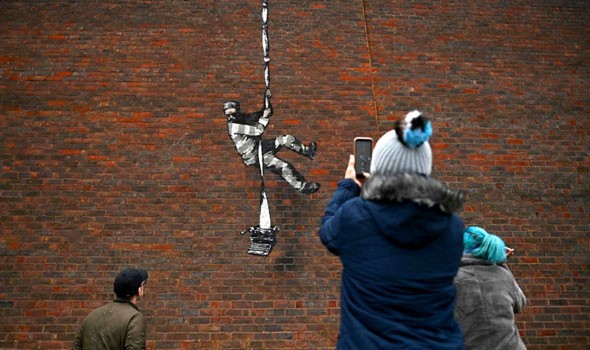 الفنان “بانكسي” يتبنى رسمًا غرافيتي على جدار سجن بريطاني