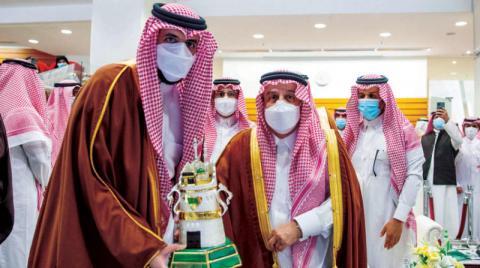 نيابة عن الملك سلمان… أمير الرياض يتوج «جوهر الناريز» بكأس المؤسس