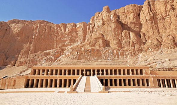أثريون مصريون يعثرون على مقابر تعود لعصر ما قبل الأسرات