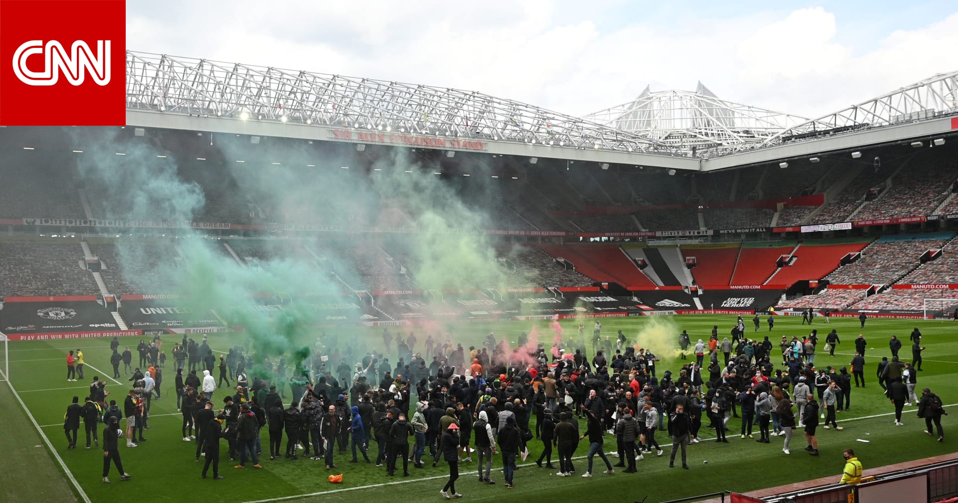 مشجعو مانشستر يونايتد يقتحمون ملعب أولد ترافورد قبيل مباراة ليفربول احتجاجًا على مالكي النادي