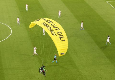 مظلي محتج يتسبب بإصابة عدة أشخاص قبل مباراة فرنسا ضد ألمانيا