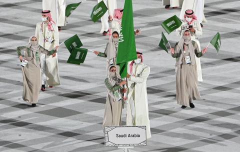 الدباغ ورضا يرفعان العلم السعودي في افتتاح «طوكيو 2020»