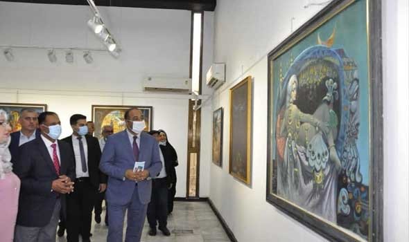 معرض التشكيلي المصري أحمد القط يضم 30 لوحة لكشف غموض