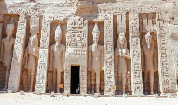 عالم المصريات زاهي حواس يبحث عن اكتشافات أثرية جديدة بالأقصر