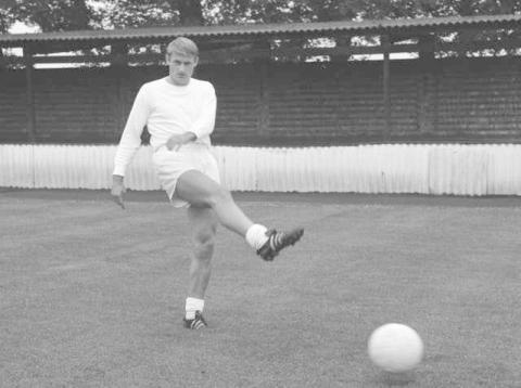 وفاة هانت لاعب إنجلترا وليفربول السابق الفائز بمونديال 1966