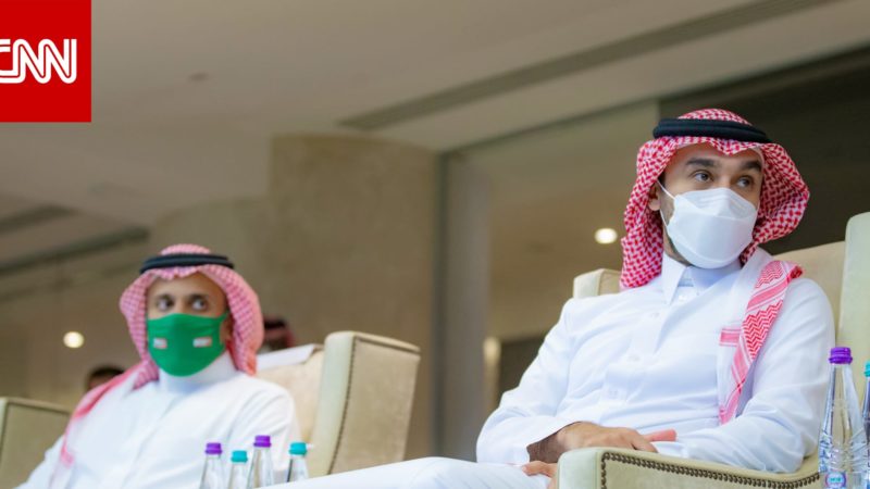 تداول رد فعل وزير الرياضة السعودي مع حارس المنتخب فواز القرني بعد مباراة الصين