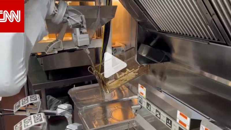 جديد التكنولوجيا.. روبوت يتحكم بمطبخ للوجبات السريعة