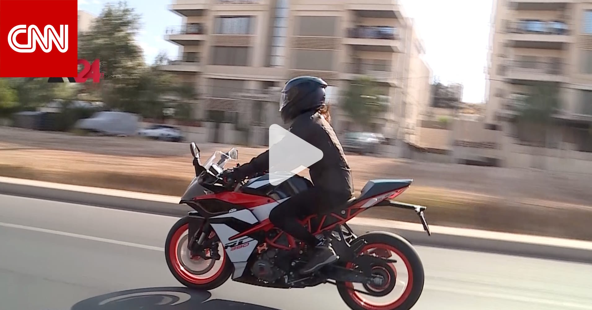 شاهد.. أول فتاة أردنية تقود دراجة نارية في حلبات السباق