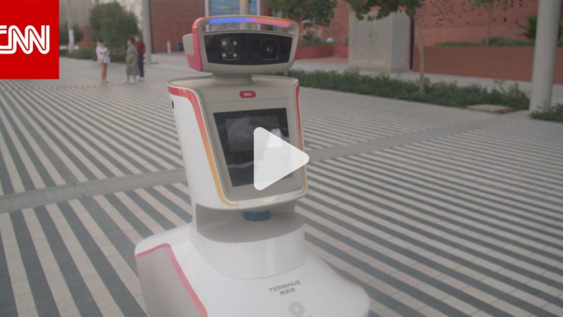 يُذكّر الزوار بالالتزام بالكمامات.. هذا ما يقوم به هذا الروبوت في إكسبو 2020 دبي
