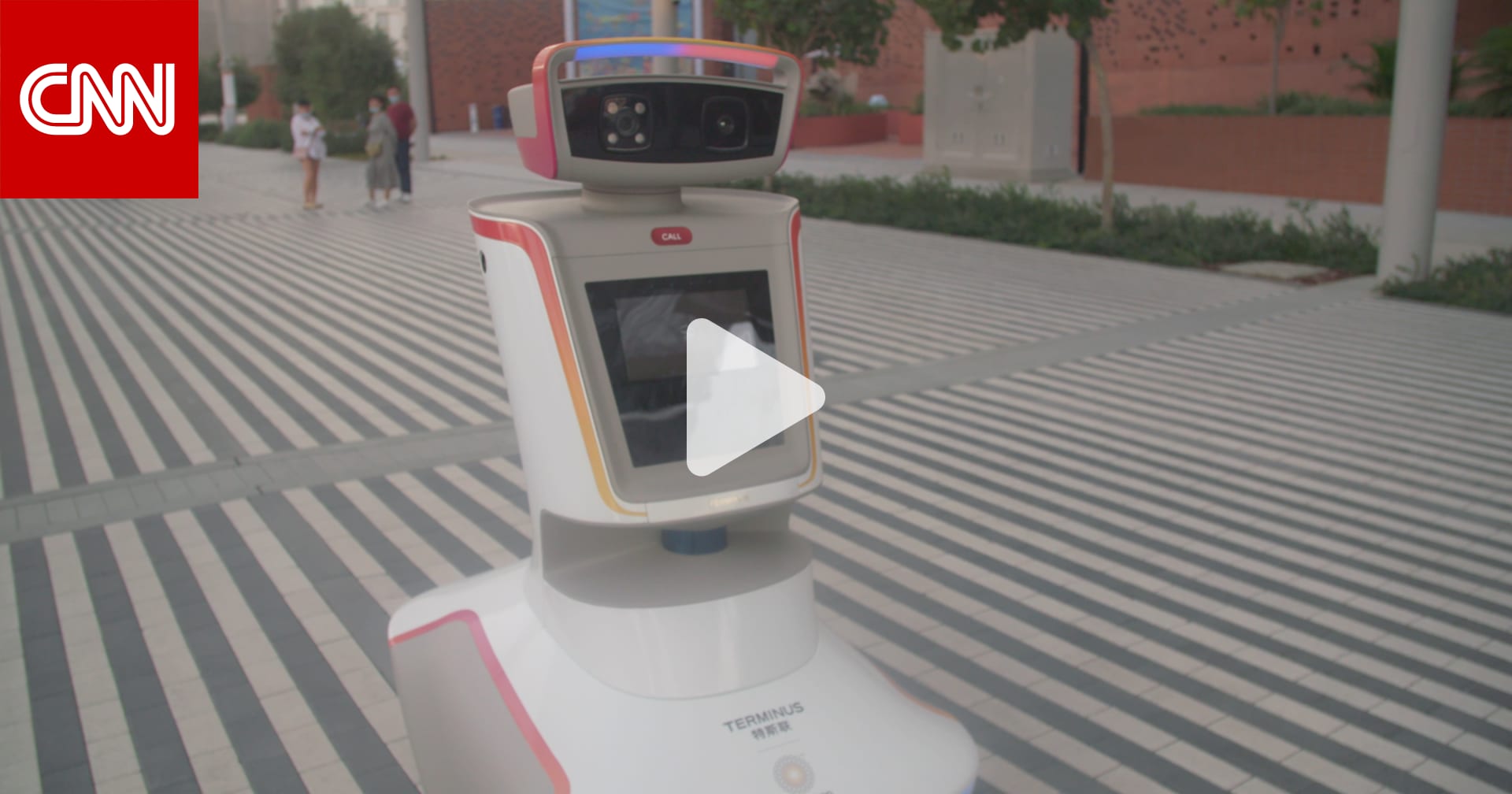 يُذكّر الزوار بالالتزام بالكمامات.. هذا ما يقوم به هذا الروبوت في إكسبو 2020 دبي