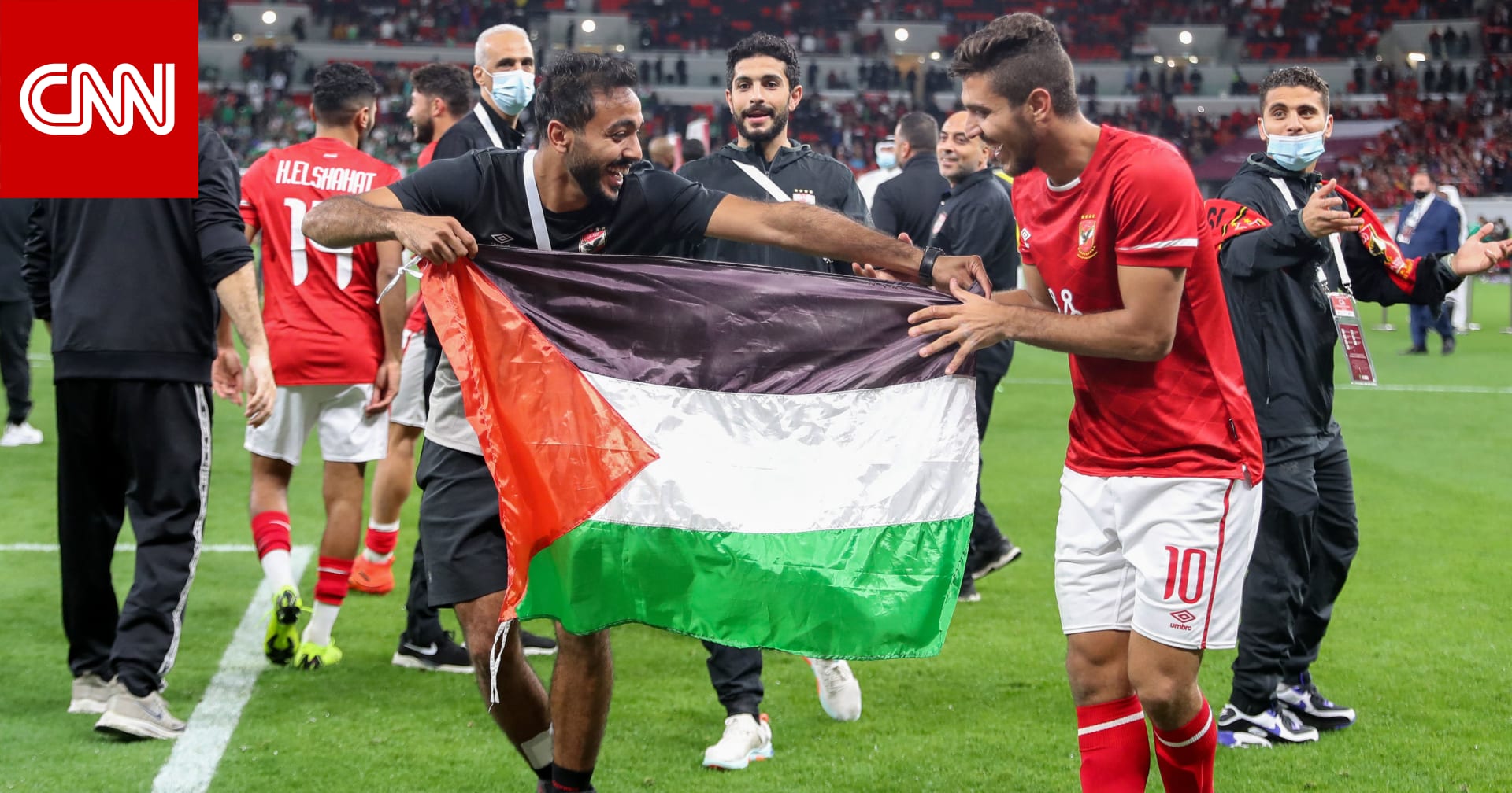 عمرو أديب يعلق على رفع لاعبي الأهلي العلم الفلسطيني: “ليست خطرا”
