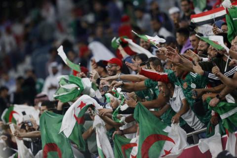 آلاف الجزائريين يحتفلون في الشوارع بعد التأهل لنصف نهائي كأس العرب