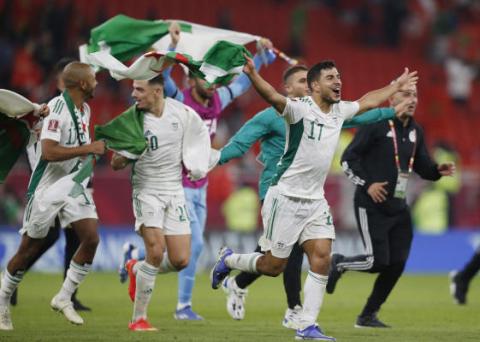 كأس العرب: الجزائر تجرد المغرب من اللقب وتكمل مع مصر عقد نصف النهائي