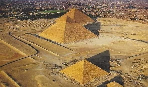 زاهي حواس يكشف أشهر الأساطير حول بناء الأهرامات