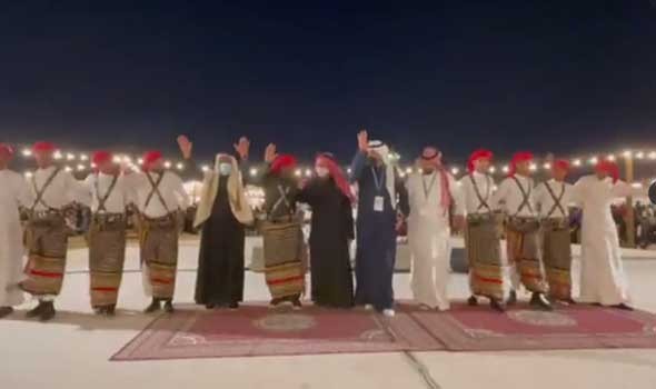 السفير الياباني في الرياض يشارك وزوجته في رقص الدبكة بالزي