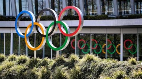 اللجنة الأولمبية توصي باستبعاد رياضيي روسيا وبيلاروسيا عن المسابقات الدولية