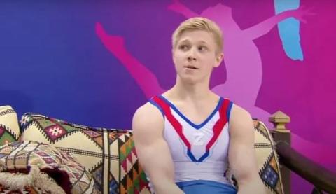 لاعب جمباز روسي يستعرض رمز الحرب على منصة التتويج بجوار منافسه الأوكراني الفائز