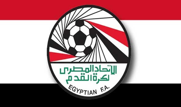 رئيس الاتحاد المصري يلمّح إلى إقالة مدرب المنتخب