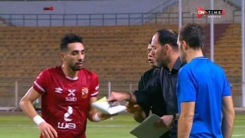 تمرير ورقة من مدرب «الأهلي المصري» إلى أرضية الملعب يثير السخرية