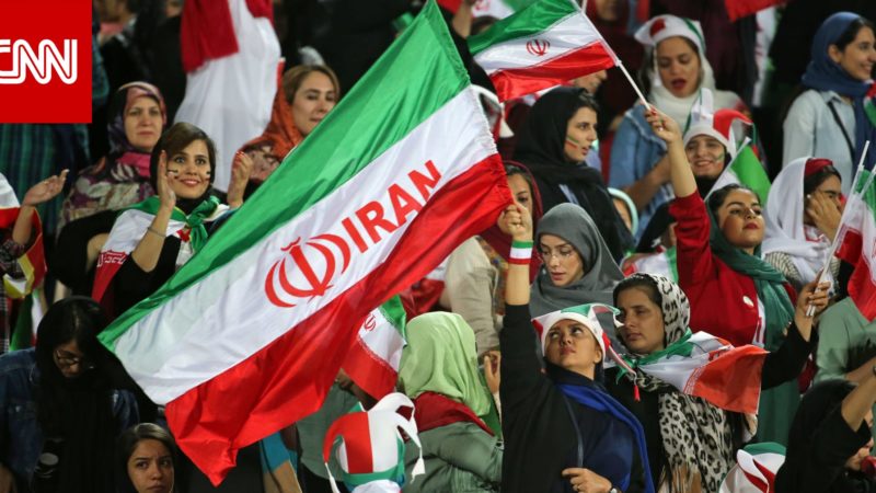 هتفن لـ”الفتاة الزرقاء”.. إيرانيات يشاهدن مباراة بالدوري المحلي من الملعب لأول مرة منذ 1979