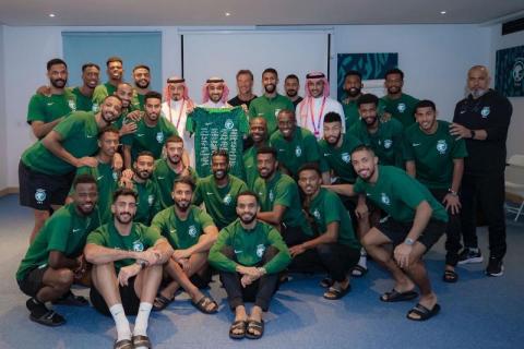 وزير الرياضة السعودي يلتقي لاعبي «الأخضر» في «سيلين»