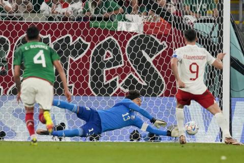 السعودية تتصدر مجموعتها بكأس العالم بعد تعادل بولندا والمكسيك