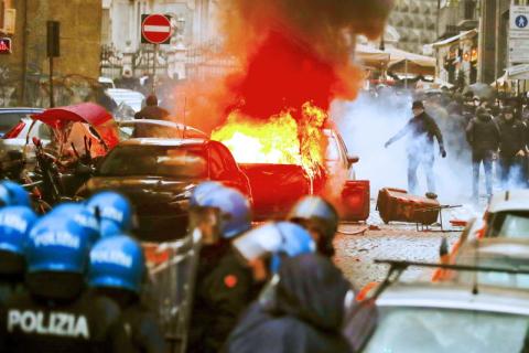 مشجعو فرنكفورت يشتبكون مع شرطة نابولي قبل المواجهة المرتقبة