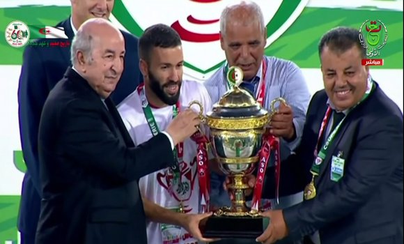 رئيس الجمهورية يسلم الكأس لقائد فريق أولمبي الشلف