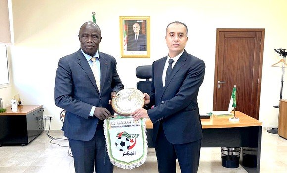 رئيس الفاف وسفير كوت ديفوار بالجزائر يتطرقان إلى كيفية تنقل أنصار “الخضر”