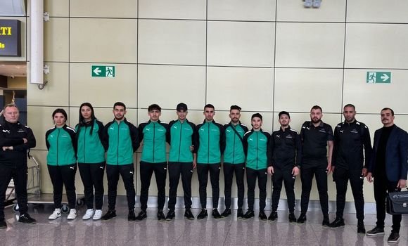 الفريق الوطني الجزائري يتوجه إلى القاهرة
