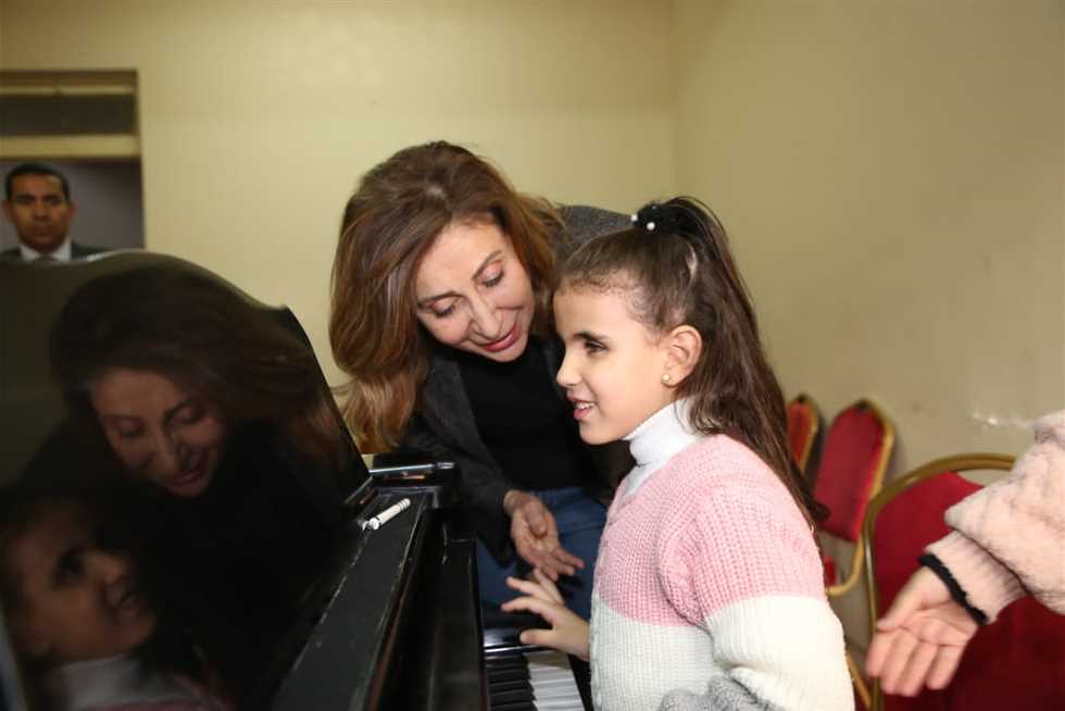 وزيرة الثقافة تحضر أولى دروس العزف على البيانو لطفلة «قادرون باختلاف» تاليا محمد