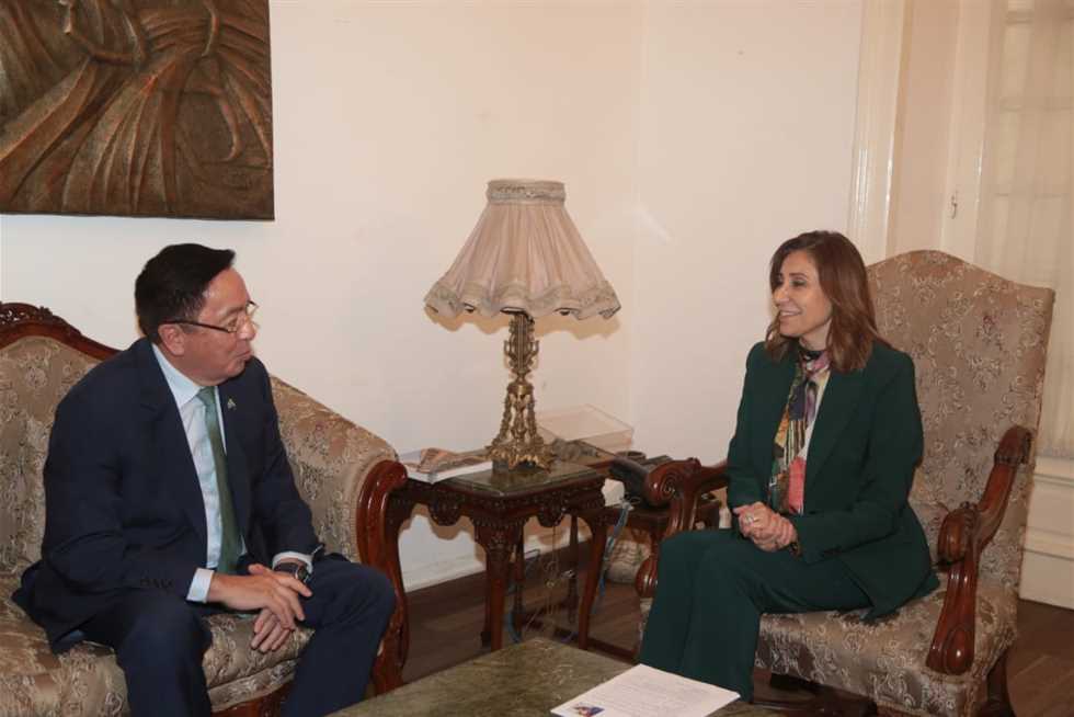 وزيرة الثقافة تلتقي سفير كازاخستان لبحث آليات دعم التعاون الثقافي بين الجانبين