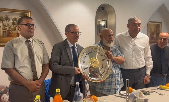 رئيس الرابطة الوطنية يسلم درع البطولة لمستقبل الرويسات