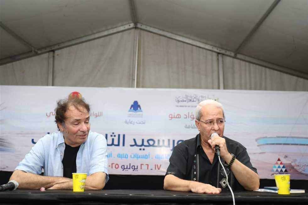 حمدي الوزير يستعرض تاريخه الفني في معرض بورسعيد للكتاب
