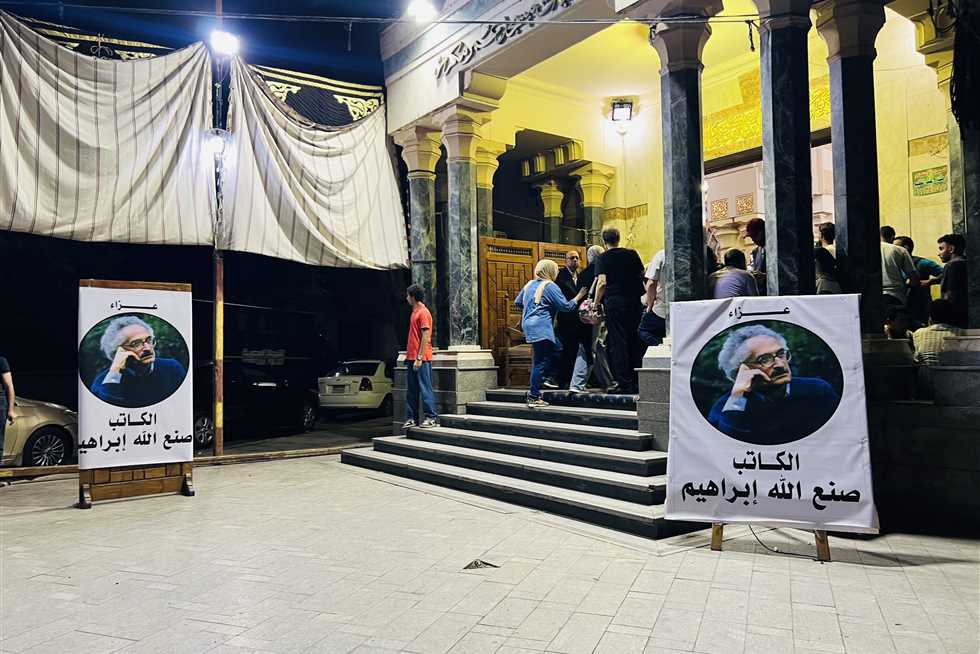 فنانون وكتاب بينهم «هنو» و«المسلماني» يقدمون واجب العزاء لأسرة صنع الله إبراهيم