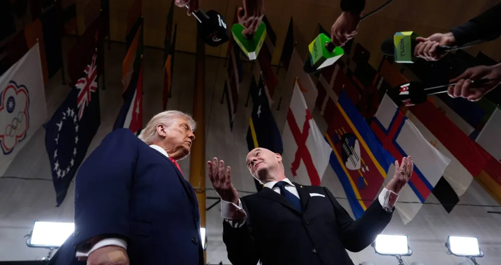 إنفانتينو يمنح جائزة السلام المقدمة من فيفا للرئيس الأميركي دونالد ترمب