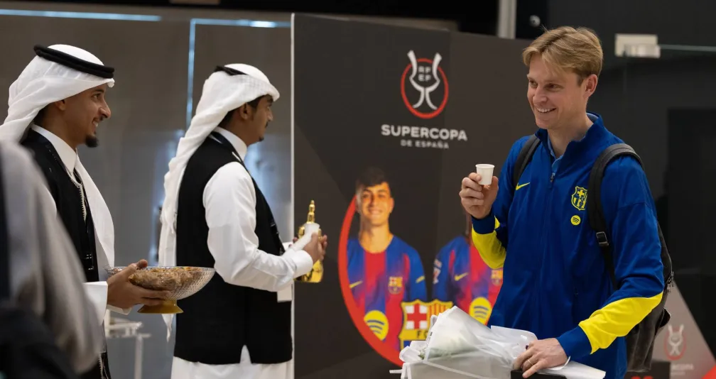 برشلونة يحط رحاله في جدة… ومدخل خاص يفاجئ الجماهير