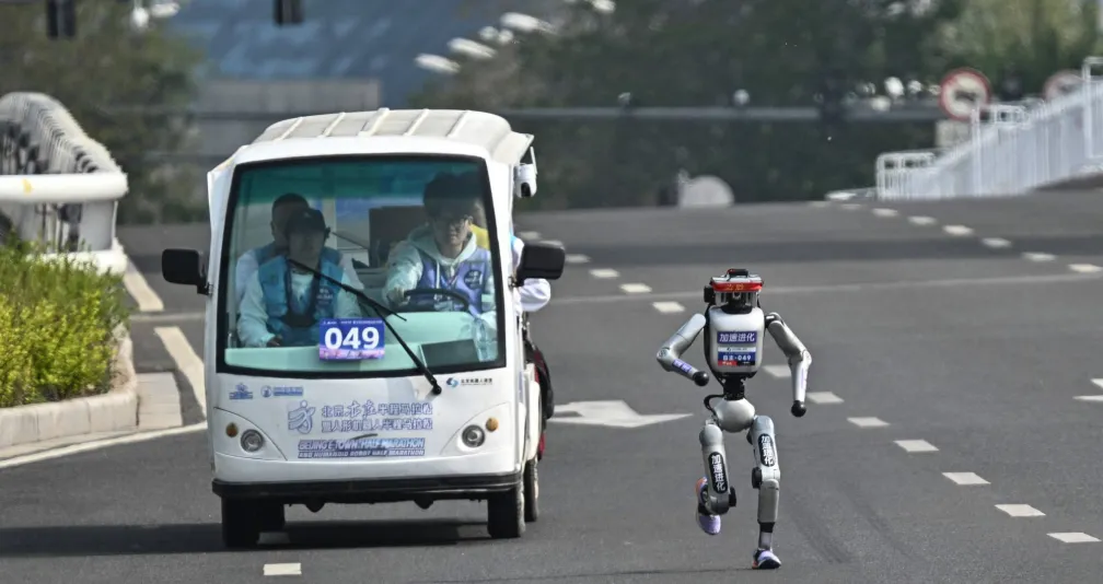 شاهد… روبوتات تتفوّق على البشر في نصف ماراثون ببكين