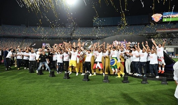 احتفالات صاخبة لجماهير الزمالك بعد التتويج بلقب الدوري المصري الـ15