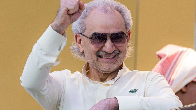 السعودية.. رواج لقطة إرسال الوليد بن طلال التحيات والقبلات لجماهير الهلال | CNN Arabic